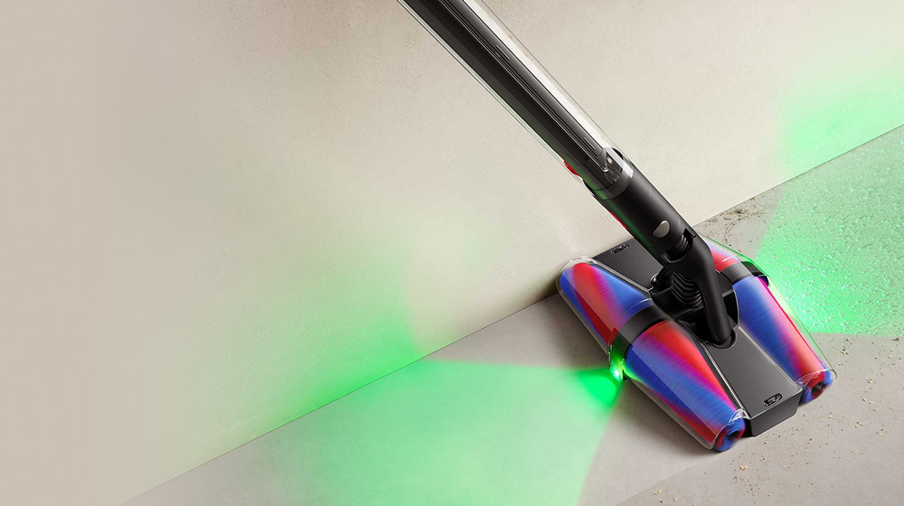 La brosse Fluffycones de l’aspirateur Dyson PencilVac nettoie la poussière et les débris sur le sol.