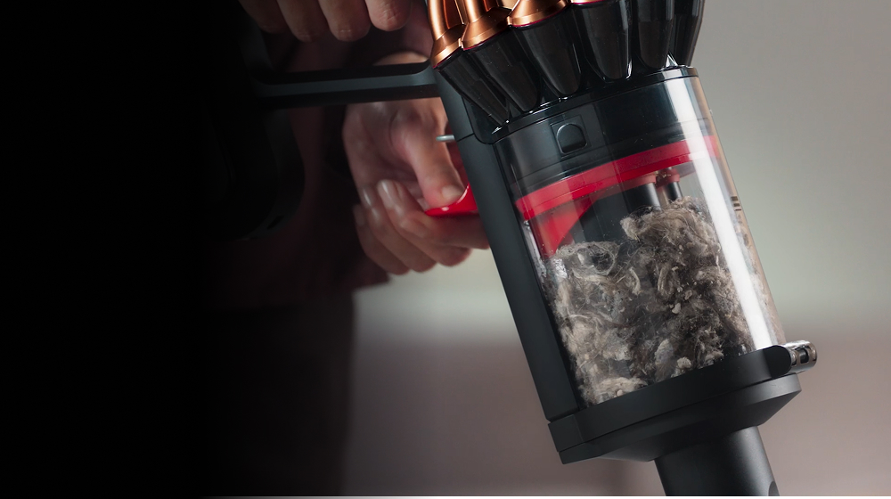 Le collecteur Clean Compact sur l’aspirateur Dyson V16 Piston Animal.