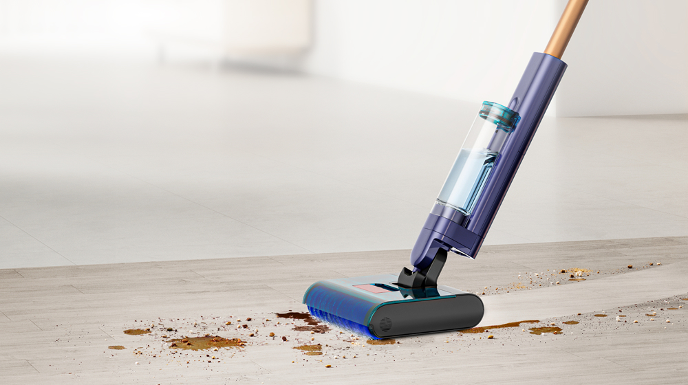 Le nettoyeur pour planchers durs Clean+Wash Hygiène de Dyson nettoie les déversements sur un plancher dur.