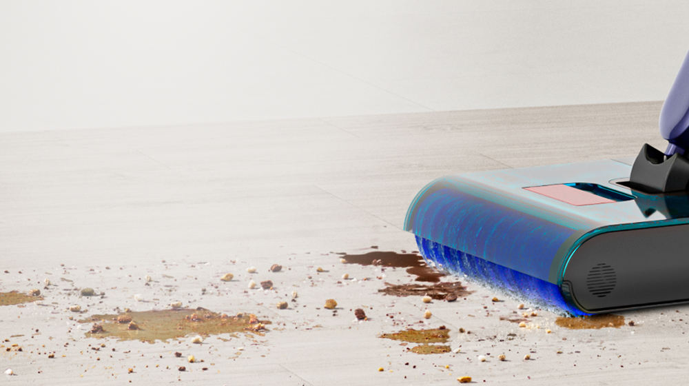 Le nettoyeur pour planchers durs Dyson Clean+Wash Hygiène retire poussière et débris, sans besoin d’utiliser un aspirateur.