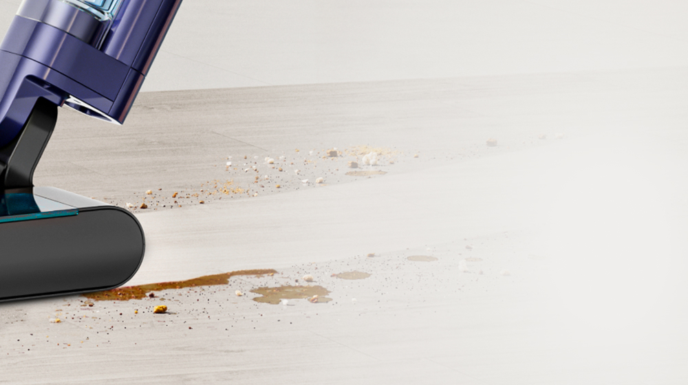 Le nettoyeur de planchers durs Dyson Clean+Wash Hygiène utilisé pour nettoyer un renversement. 