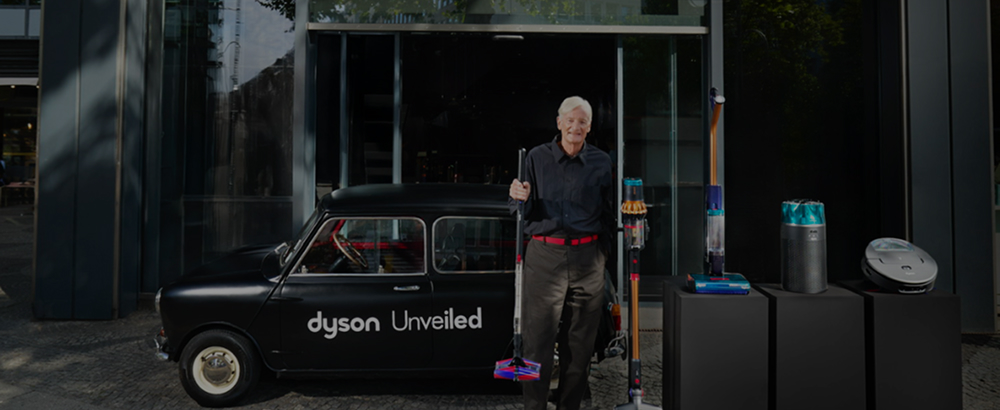 James Dyson dévoile l’aspirateur sans fil Dyson PencilVac lors d’un événement.