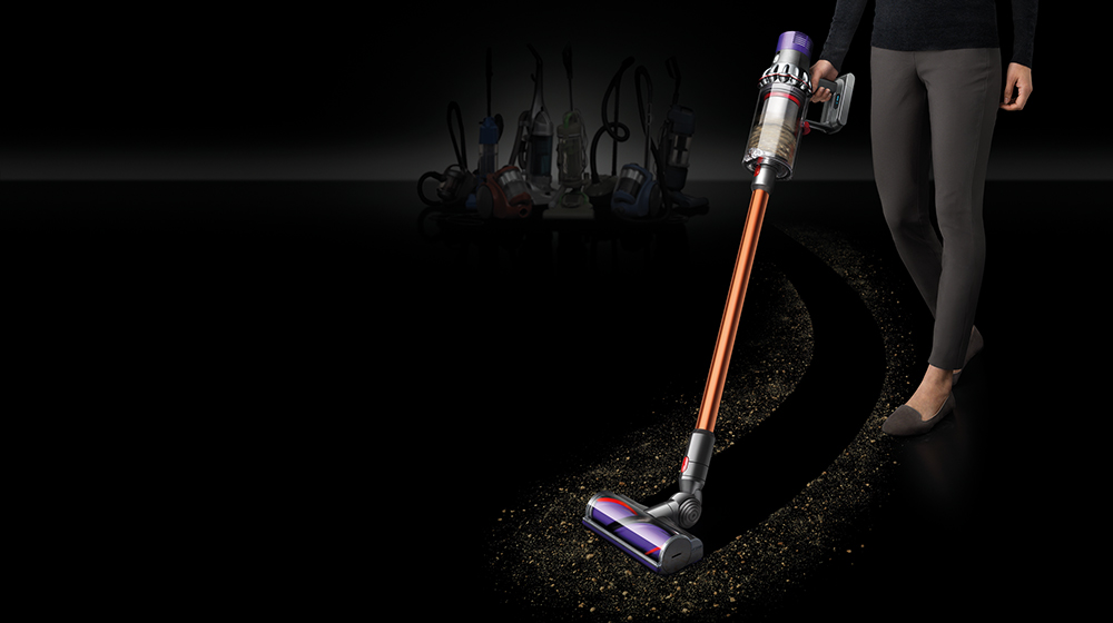 Aspirateur balai Dyson Cyclone V10, la puissance d’un aspirateur traîneau, sans la contrainte d’un fil.