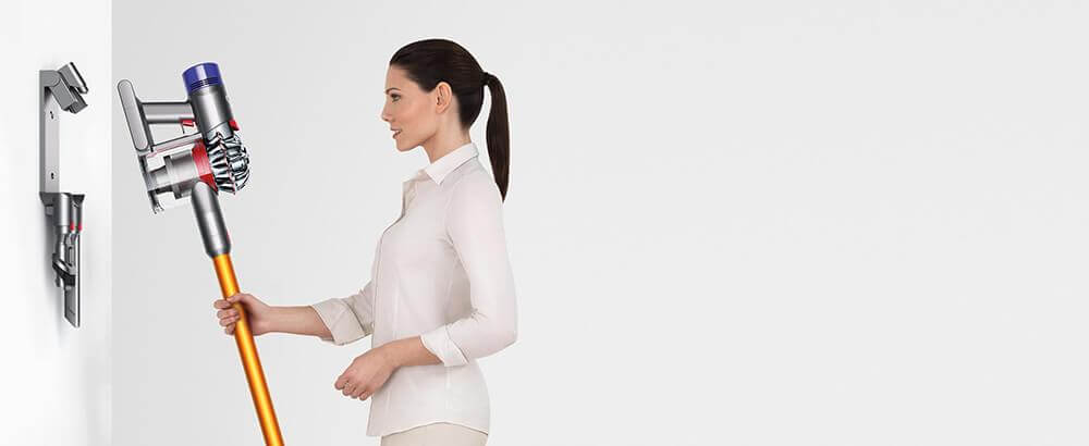 Les aspirateurs sans fil Dyson sont livrés avec une station d’accueil pratique.