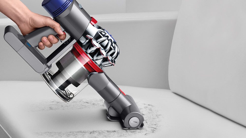 L’aspirateur Dyson V8 aspire toutes les surfaces.