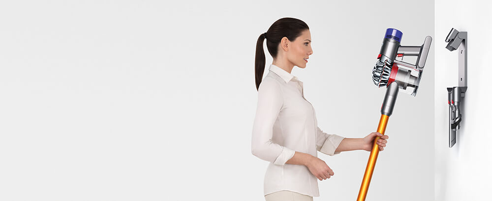 La station d’accueil du Dyson V8 permet de recharger l’appareil et de ranger ses deux accessoires.