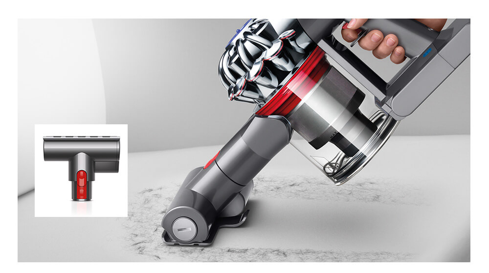 La mini brosse motorisée aspire les poils et les saletés incrustés dans les espaces confinés.