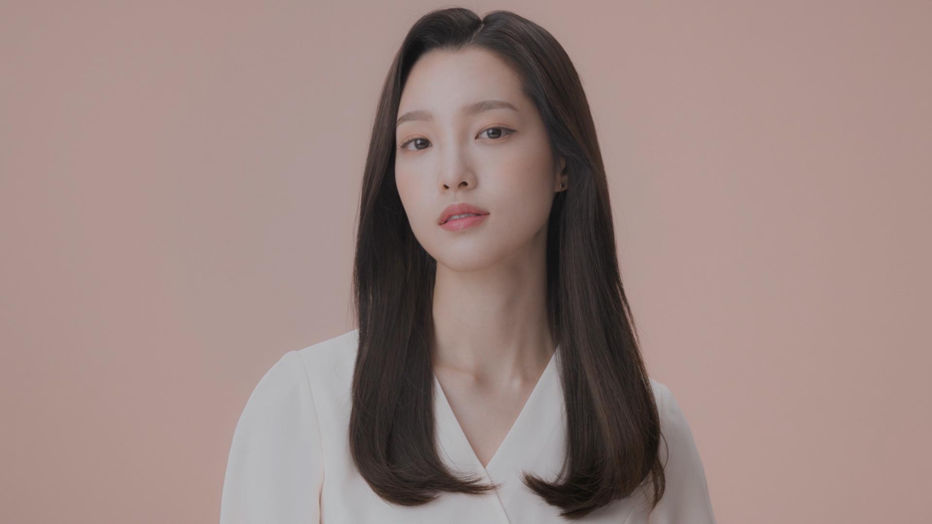 Modèle portant un style de partie latérale élégant